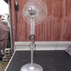 背が高いフロアーリビング扇風機　リモコン付き　中古の画像