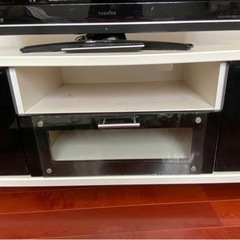 REGZA 37インチテレビとテレビ台の画像