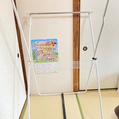 部屋干し用の折り畳み式、物干し竿(ハンガーかけ)の画像