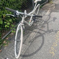 リサイクルショップどりーむ鹿大前店　No201 クロスバイク　28インチ　ギア切替6段　サドル固着　上下不可(´;ω;｀)　サドル破れあり　走行可能　格安自転車♪の画像