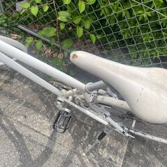 リサイクルショップどりーむ鹿大前店　No201 クロスバイク　28インチ　ギア切替6段　サドル固着　上下不可(´;ω;｀)　サドル破れあり　走行可能　格安自転車♪の画像