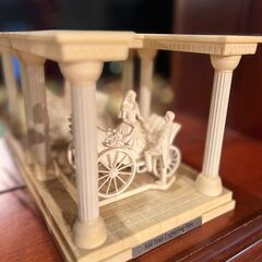 【美術装飾品】ローマ風神殿×クラシック馬車フィギュア（台座付き）...