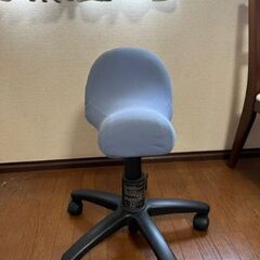 せすじピンという、背筋伸ばして座る用の椅子。