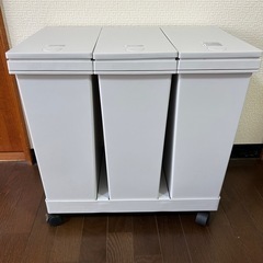 ニトリ  ワンタッチ蓋付きゴミ箱！！