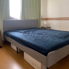 クイーンサイズのベッドフレーム（マットレスは無料でお付けできます）