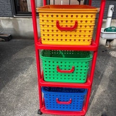カラフルなおもちゃ入れ