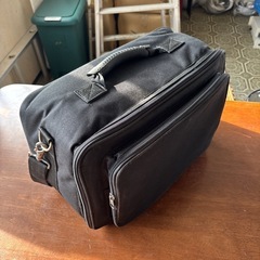 ショルダーバッグ　デカい