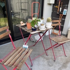 屋外用のテーブルとチェア