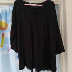 黒のブラウス