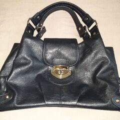 ♪ 美品 ♪　a.v.vゴールドの留め具付き　黒 バッグ　