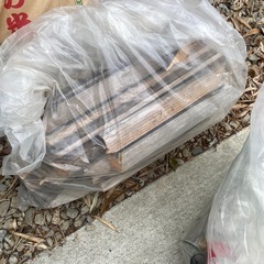 廃材　　焚き火にでも使ってください。