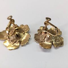 ☆アクセサリー　イヤリング１種　フラワーイヤリング　ベージュ　中古品　の画像