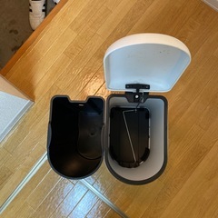 中古のゴミ箱の画像