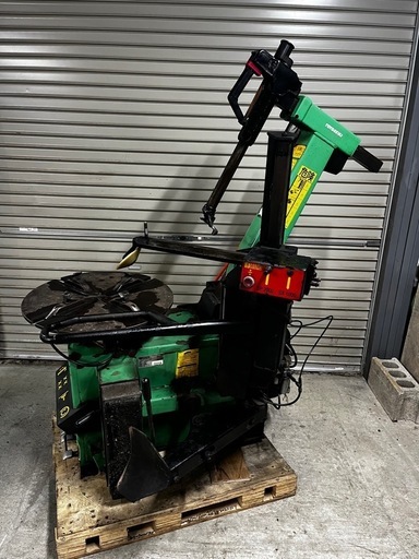 自動車　タイヤチェンジャー  片側サポート　タイヤ交換