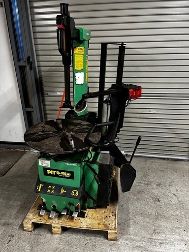 自動車　タイヤチェンジャー  片側サポート　タイヤ交換