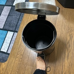ステンレスゴミ箱の画像