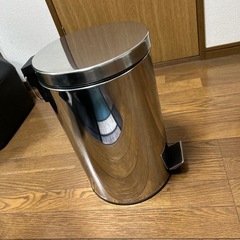 ステンレスゴミ箱の画像
