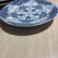青い木の葉模様の皿 3枚セットの画像