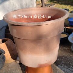 樹脂鉢　テラコッタ風　高さ３６　直径４５ｃｍ　中古