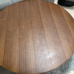 ウォールナットの丸いローテーブルの画像