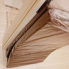 茶色のページ【超美品＆袋入り】97×200cm⭐日本製⭐工場直送⭐国内産メーカー⭐会社の倉庫整理⭐長持ち設計⭐厚み3.0〜4.0cmなのに1枚でもOK⭐底付き感ありません⭐ちなみに、良くある、通販で売っているマットレスは、軽量タイプなので、早くへたります。こちらは、ずっしり重たく密度もあります❣️普通は、他社が加工して、タグをつけて販売するので、中間手数料が上乗せされますね(*^^*)工場からそのままの状態のため、お安く出品しています🥰倉庫分のみです🤗💕1枚でも底付き感少ない⭐1枚のお値段です👍✨の画像