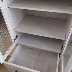 極上美品　アンティーク風　北欧風　曇りガラス 食器棚　ニトリ　キャビネット　本棚　カラーボックスの画像