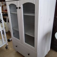 極上美品　アンティーク風　北欧風　曇りガラス 食器棚　ニトリ　キャビネット　本棚　カラーボックスの画像