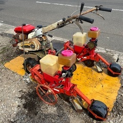 ヤンマー　管理機　向井工業  ごんべえ　種蒔管理機　牽引式 種まき機 ベルト繰上式 2条 大豆・麦・ コーン ほうれん草　そば そ菜　畑 ハウス 農機具 テーラー牽引 エンドレスベルト付き　条間マーカー付きの画像