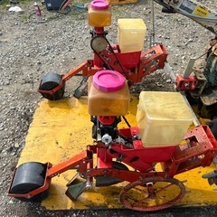 ヤンマー　管理機　向井工業  ごんべえ　種蒔管理機　牽引式 種まき機 ベルト繰上式 2条 大豆・麦・ コーン ほうれん草　そば そ菜　畑 ハウス 農機具 テーラー牽引 エンドレスベルト付き　条間マーカー付きの画像