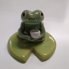 湯呑みを持ったカエル