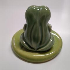 湯呑みを持ったカエルの画像