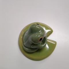 湯呑みを持ったカエルの画像