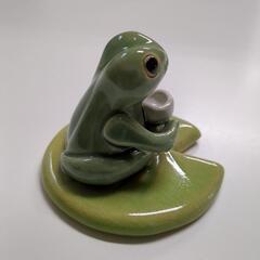 湯呑みを持ったカエルの画像