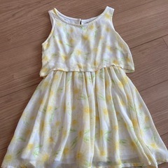 イエローとホワイトの花柄のノースリーブワンピース　110cm