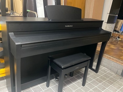 ヤマハ電子ピアノ中古美品YAMAHA  CLP-735B 2020年製　高低調整可能椅子付き