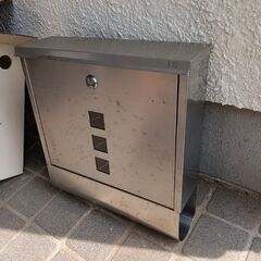 未使用のステンレスのロック付き郵便ポストを売ります