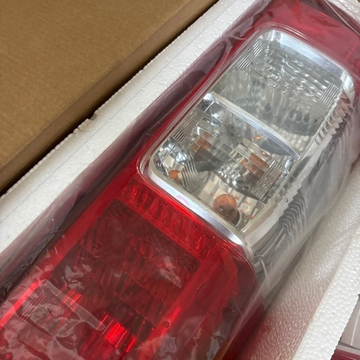 ハイエース200系 純正テールランプ　