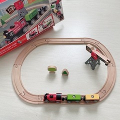 Hape 定価5,720円✨電池ではしる！かもつ列車レールセット