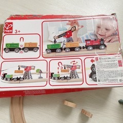 Hape 定価5,720円✨電池ではしる！かもつ列車レールセットの画像