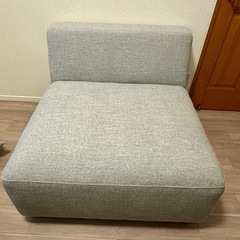 新品未使用 ソファー 1.5人掛け ゆったり グレー モダン 海外インテリアの画像