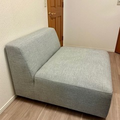 新品未使用 ソファー 1.5人掛け ゆったり グレー モダン 海外インテリアの画像
