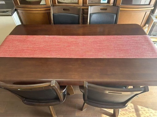 テブル、椅子、食器棚