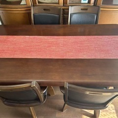 テブル、椅子、食器棚