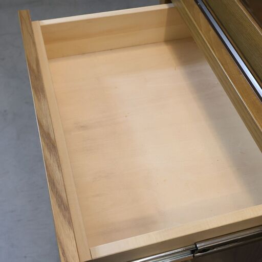 karimoku(カリモク家具)のKIGUMI(木組) アッシュ材 食器棚です。シンプルでスッキリとしたフォルムのキッチンボードは北欧スタイルやナチュラルテイストインテリアにもおすすめ！