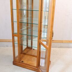 横浜ダニエル(Daniel)の樺桜材を使用したクラシックなキュリオキャビネット AV-201です。英国トラッドスタイルのクラシカルな飾り棚。高級感あふれるデザインは上品で気品を感じます♪の画像