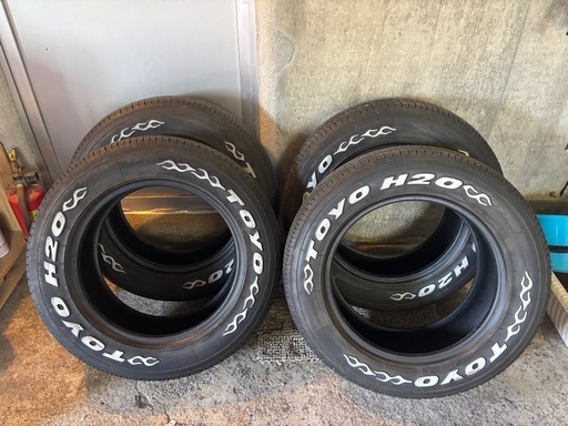 商談中TOYOタイヤ　ホワイトレター　ハイエース　215／65R16c 109／107R