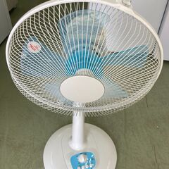 【リサイクルショップ ピカソ 小松原】🌬️✨2022年製✨今が買い時‼️爽やかブルーのリビング扇風機🎐💙★7699★の画像