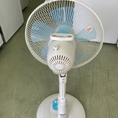 【リサイクルショップ ピカソ 小松原】🌬️✨2022年製✨今が買い時‼️爽やかブルーのリビング扇風機🎐💙★7699★の画像