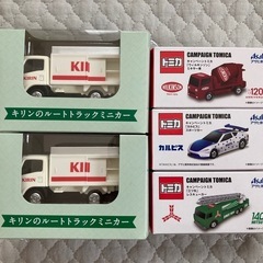 トミカ３個、ミニカー２個
