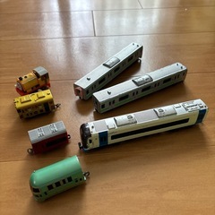 恐竜、電車、車等のおもちゃ
